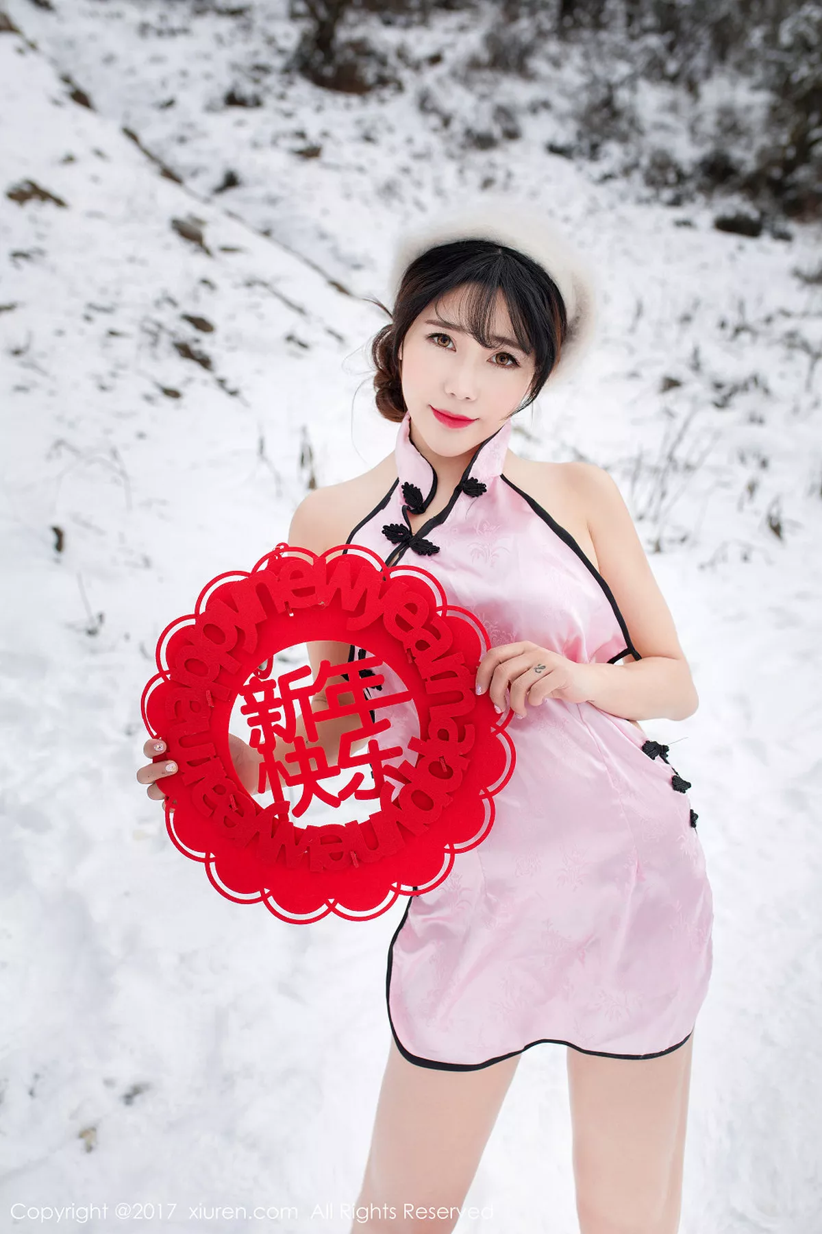 秀人集.com_[XiuRen秀人网]No.686_嫩模兜豆靓Youlina雪地里粉红旗袍秀美乳翘臀新年福利诱惑写真50P