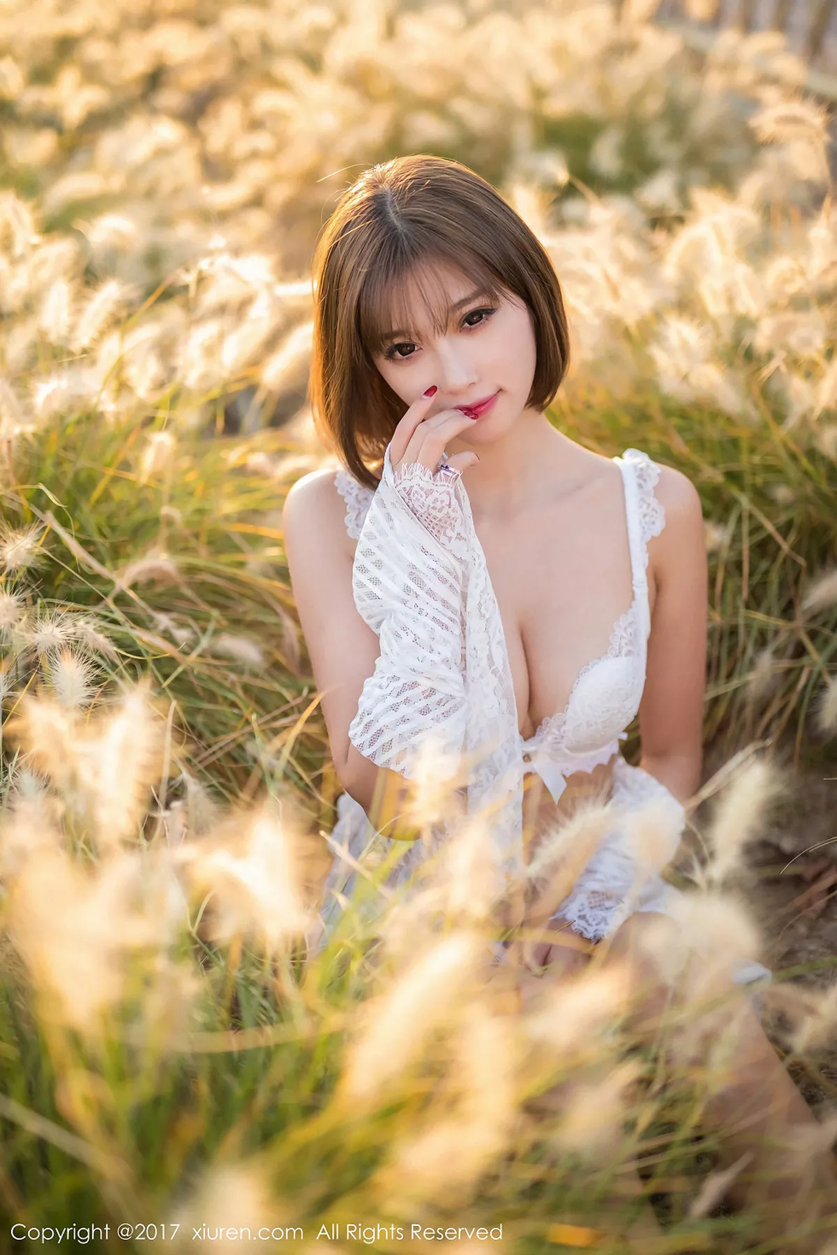 秀人集.com_[XiuRen秀人网]No.847_甜美女神杨晨晨户外花丛中白色蕾丝内衣秀完美身材性感写真50P