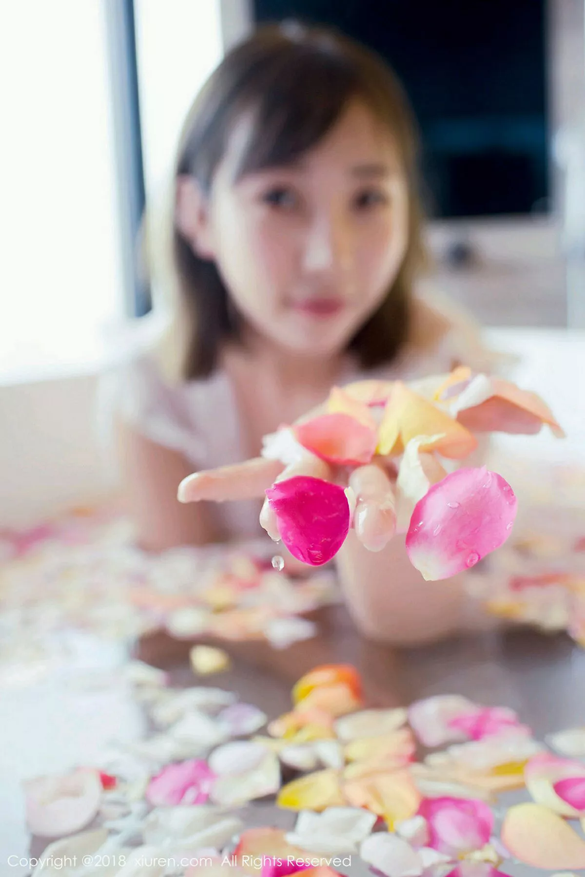 秀人集.com_[XiuRen秀人网]No.981_嫩模枝恩居家私房浴缸里玫瑰花瓣浴真空湿身诱惑写真57P