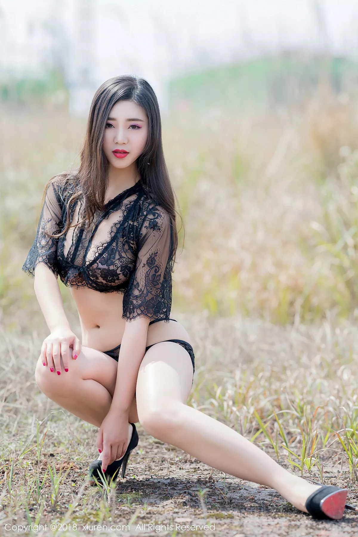 秀人集.com_[XiuRen秀人网]No.1058_女神宋KiKi户外蕾丝情趣内衣+白色蕾丝装大胆露出诱惑写真35P