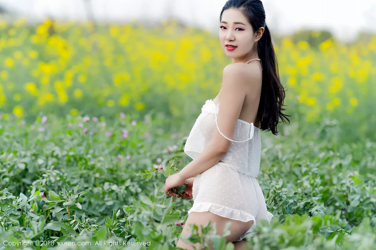 秀人集.com_[XiuRen秀人网]No.1058_女神宋KiKi户外蕾丝情趣内衣+白色蕾丝装大胆露出诱惑写真35P