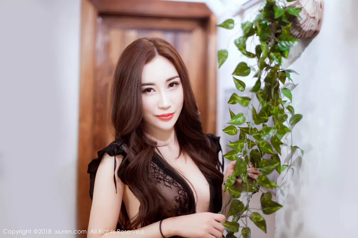 秀人集.com_[XiuRen秀人网]No.1062_嫩模孙梦瑶V白色吊带睡裙+性感女仆装秀完美身材诱惑写真42P