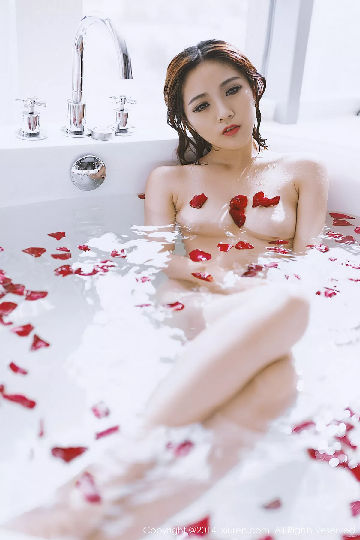 秀人集.com_[XiuRen秀人网]No.211_嫩模YOYO苏小苏浴缸里全裸玫瑰花瓣浴香艳火辣诱惑写真56P