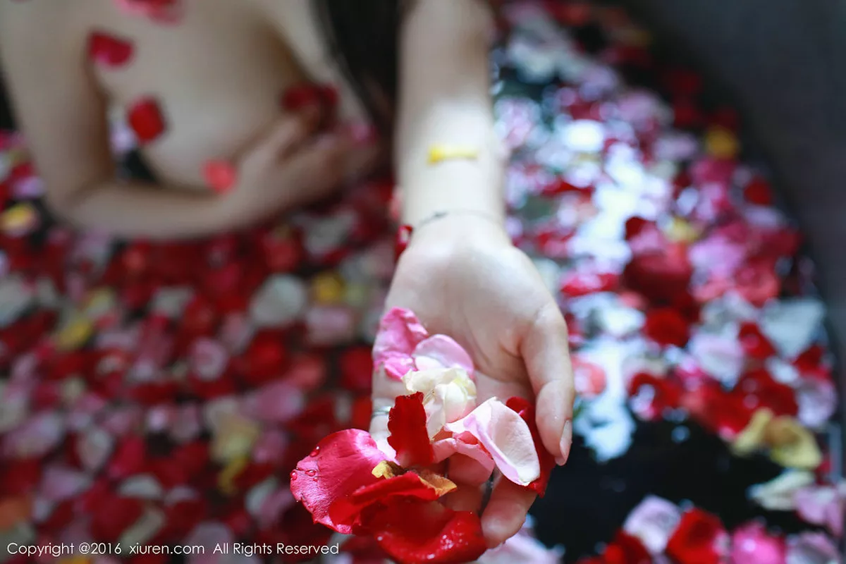 秀人集.com_[XiuRen秀人网]No.573_嫩模沈蜜桃off巴厘岛旅拍浴缸里玫瑰浴秀傲人豪乳诱惑写真48P