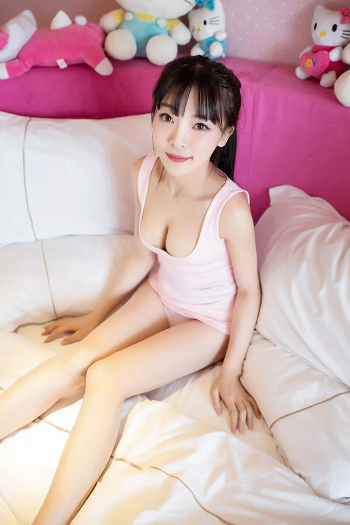 秀人集.com_[XiuRen秀人网]No.593_性感小萝莉Mio莉莉丝粉红吊带背心秀美胸迷人写真52P