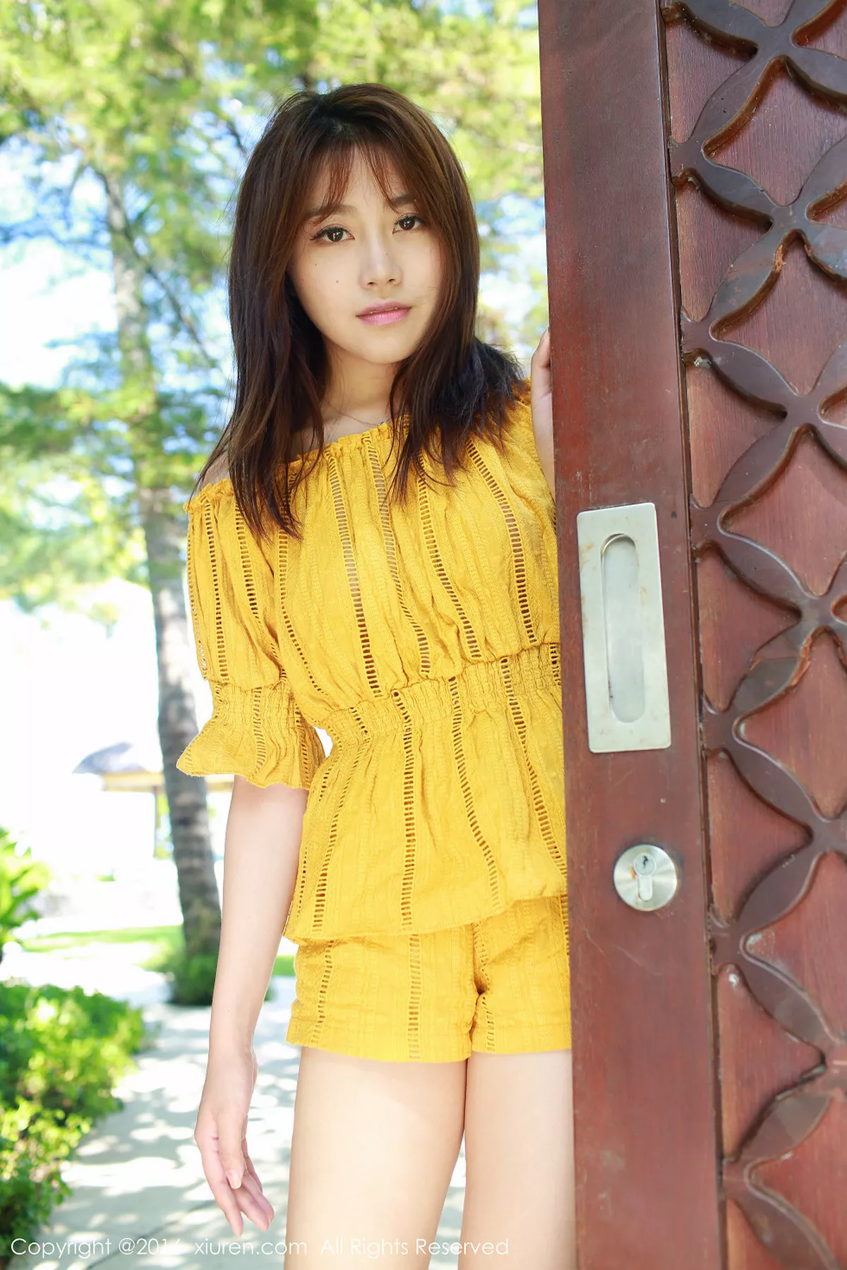 秀人集.com_[XiuRen秀人网]No.542_嫩模许诺Sabrina巴厘岛旅拍黄色短裤秀白嫩美腿性感写真47P