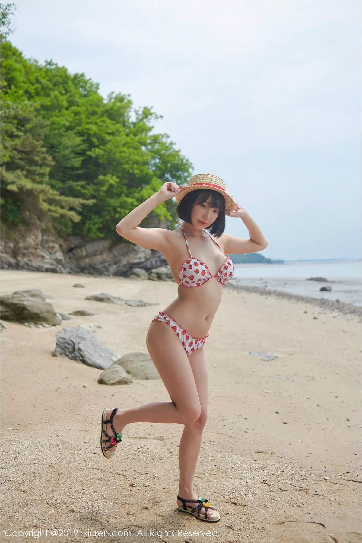 秀人集.com_[XiuRen秀人网]No.1611_美女模特_卿卿韩国旅拍海边沙滩性感比基尼秀完美身材写真53P