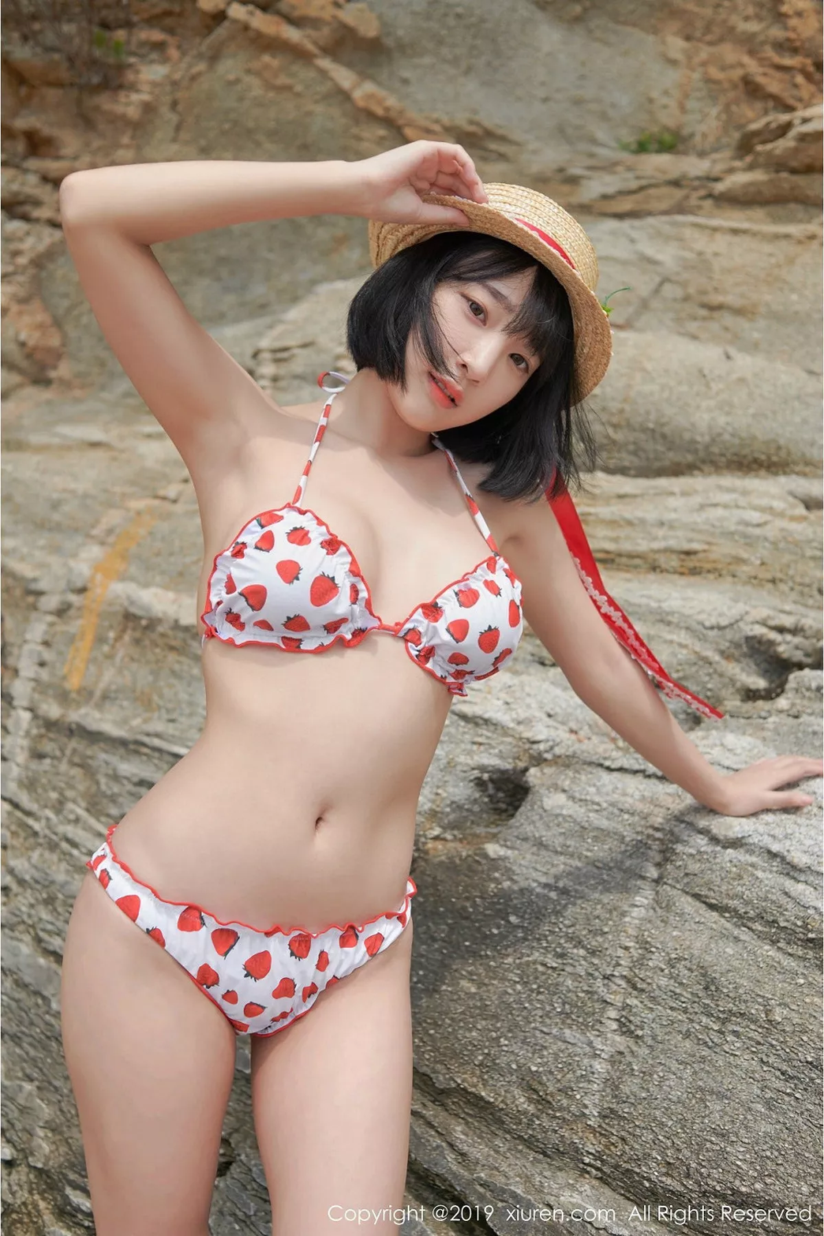 秀人集.com_[XiuRen秀人网]No.1611_美女模特_卿卿韩国旅拍海边沙滩性感比基尼秀完美身材写真53P