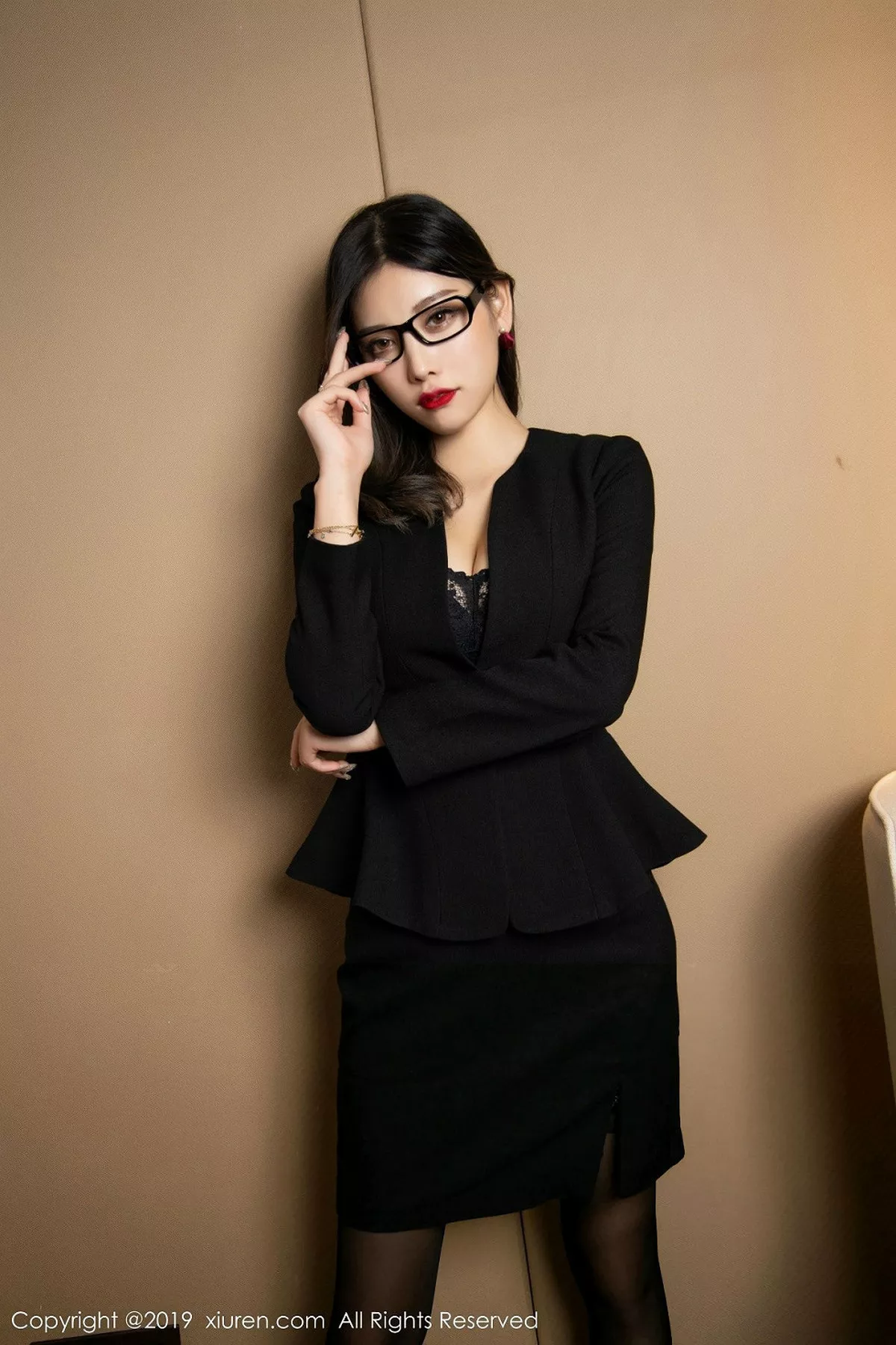 秀人集.com_[XiuRen秀人网]No.1616_女神杨晨晨sugar性感秘书装扮黑丝袜秀翘臀美腿完美诱惑写真51P