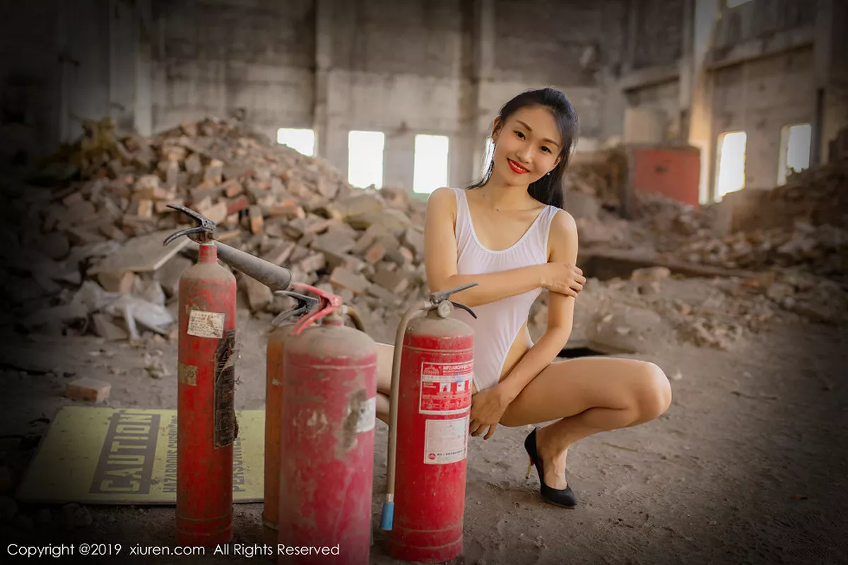 秀人集.com_[XiuRen秀人网]No.1679_嫩模狐小妖Baby户外白色高叉连体衣+黑色内衣完美诱惑写真43P