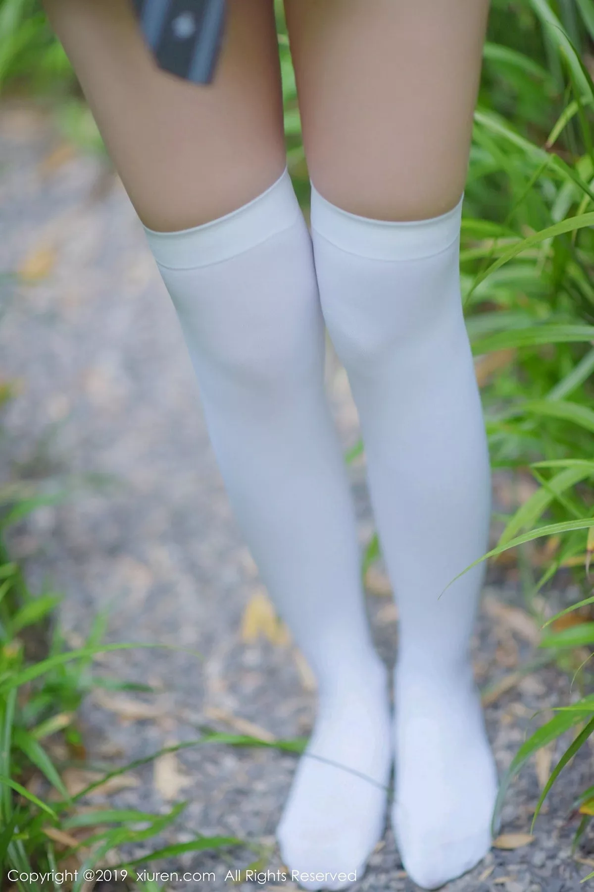 秀人集.com_[XiuRen秀人网]No.1733_嫩模沈梦瑶户外清爽学生装大胆半脱露白色蕾丝内衣诱惑写真60P