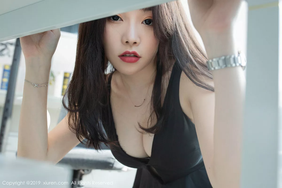 秀人集.com_[XiuRen秀人网]No.1757_女神芝芝Booty办公室主题性感女秘书超薄无内黑丝惹火诱惑写真54P