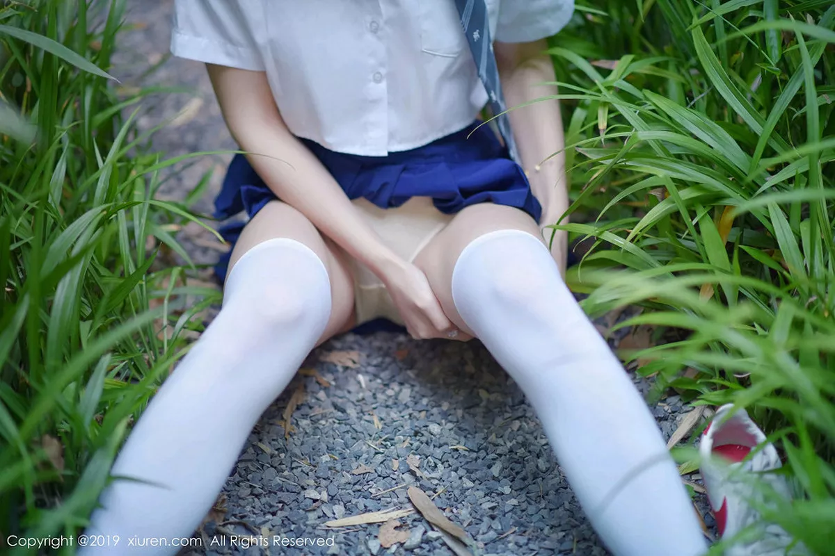 秀人集.com_[XiuRen秀人网]No.1733_嫩模沈梦瑶户外清爽学生装大胆半脱露白色蕾丝内衣诱惑写真60P