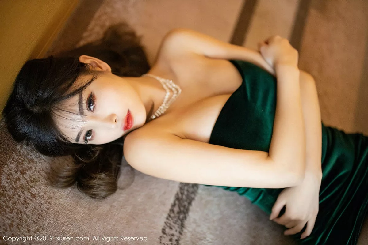 秀人集.com_[XiuRen秀人网]No.1731_女神杨晨晨sugar私房墨绿色抹胸裙配黑丝裤袜秀美腿诱惑写真98P