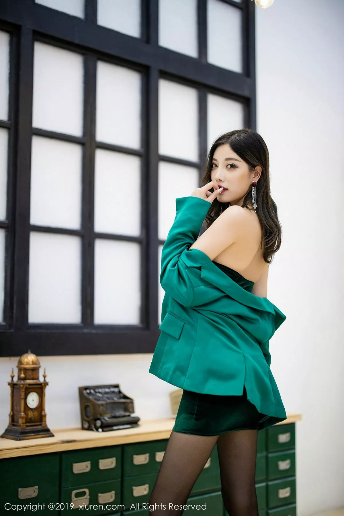 秀人集.com_[XiuRen秀人网]No.1731_女神杨晨晨sugar私房墨绿色抹胸裙配黑丝裤袜秀美腿诱惑写真98P