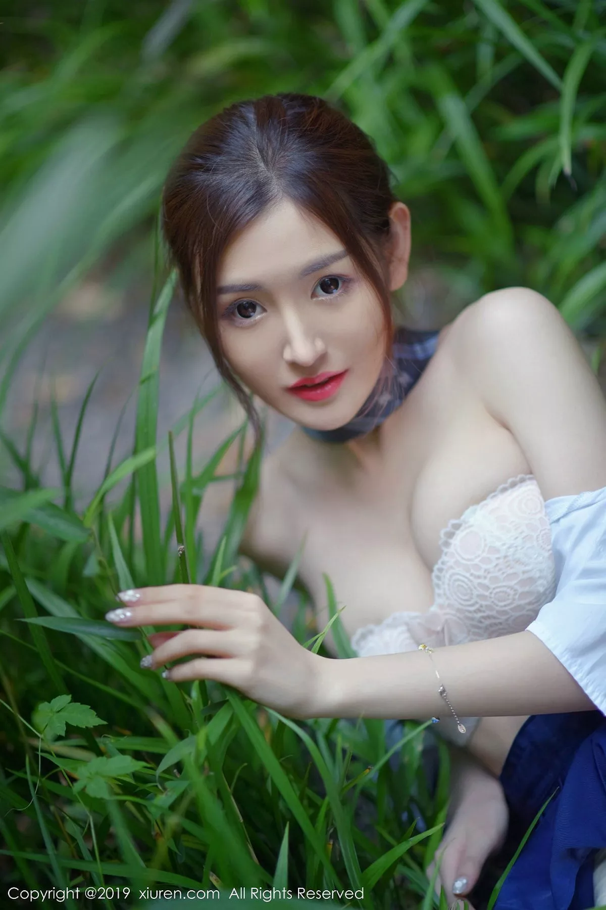 秀人集.com_[XiuRen秀人网]No.1733_嫩模沈梦瑶户外清爽学生装大胆半脱露白色蕾丝内衣诱惑写真60P