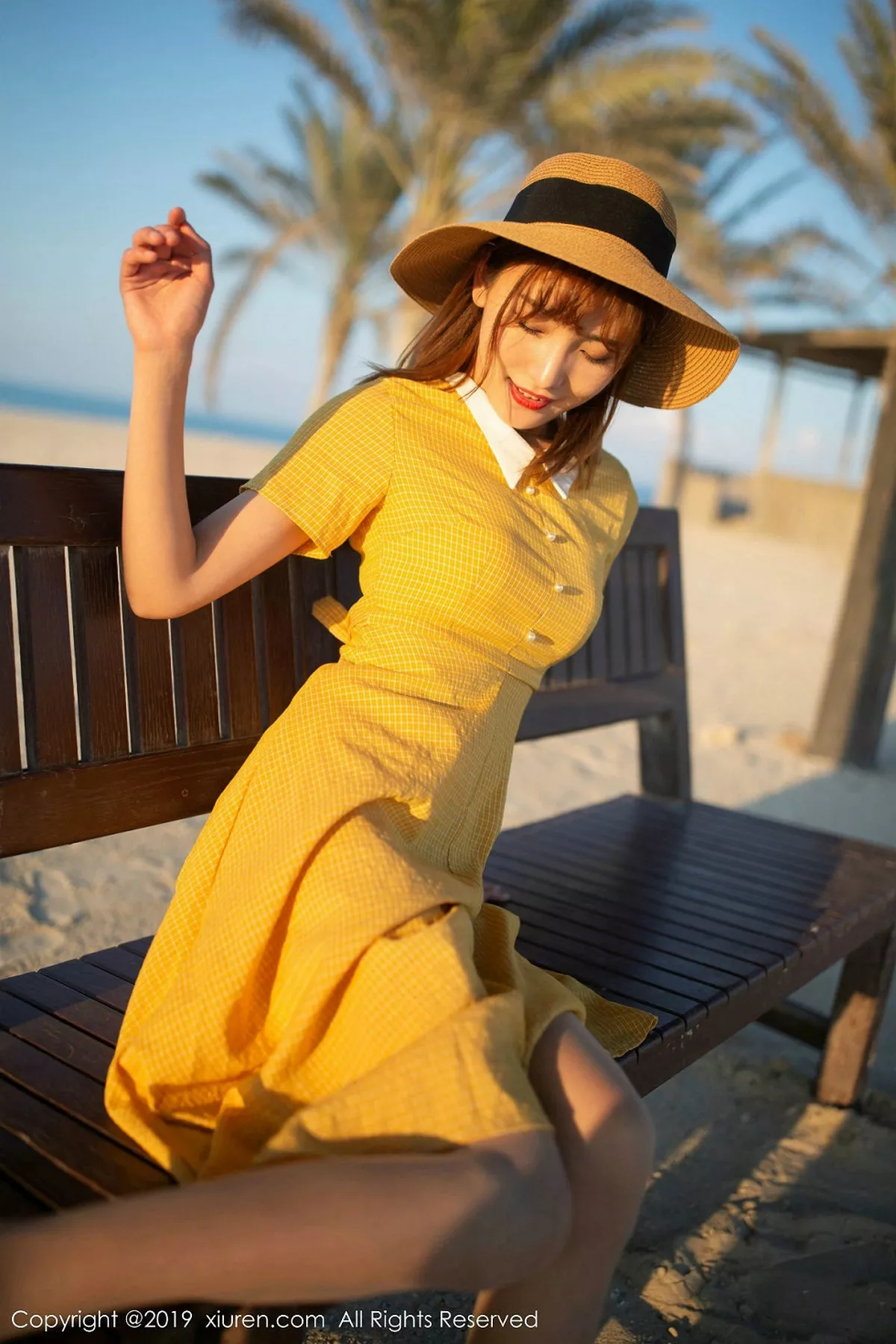 秀人集.com_[XiuRen秀人网]No.1812_嫩模陆萱萱波斯湾海滨撩裙露透视内裤秀翘臀撩人诱惑写真81P