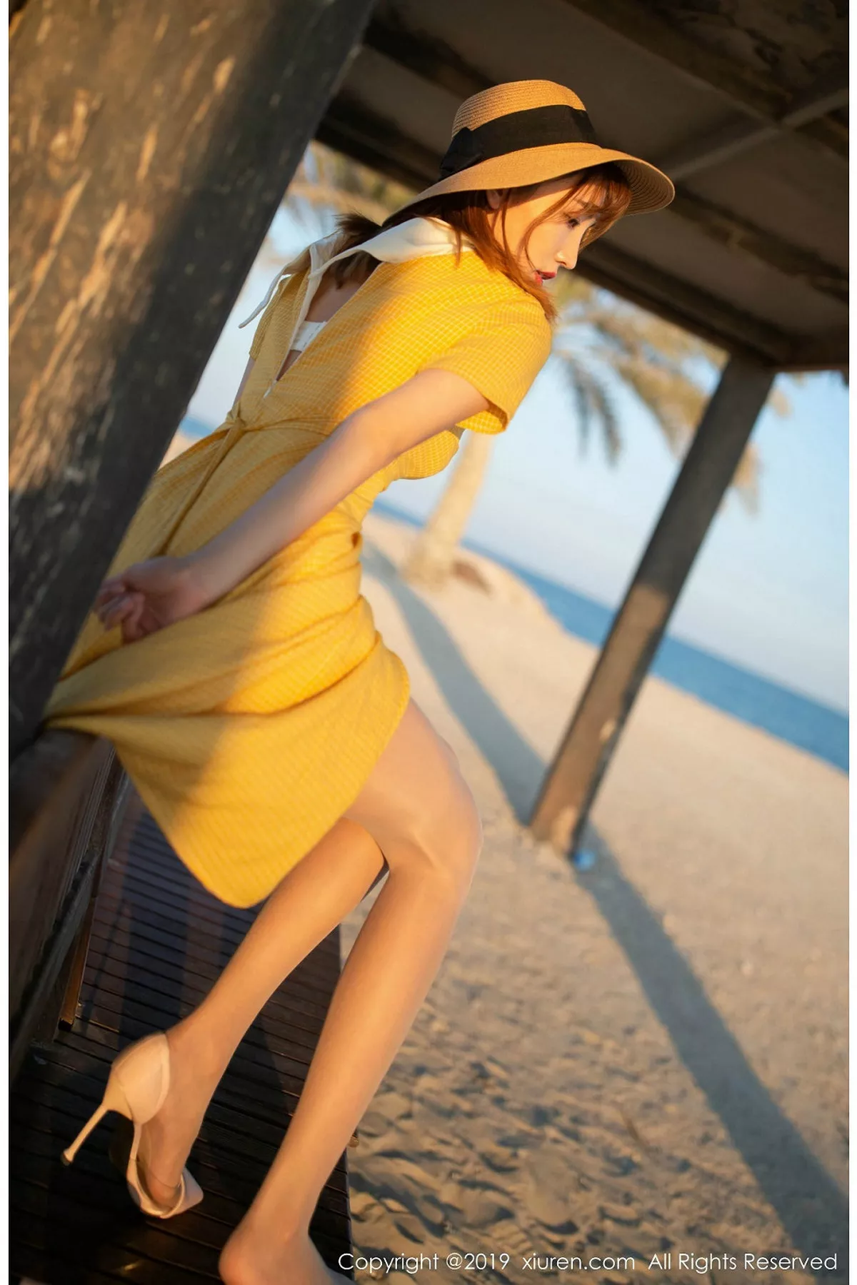 秀人集.com_[XiuRen秀人网]No.1812_嫩模陆萱萱波斯湾海滨撩裙露透视内裤秀翘臀撩人诱惑写真81P