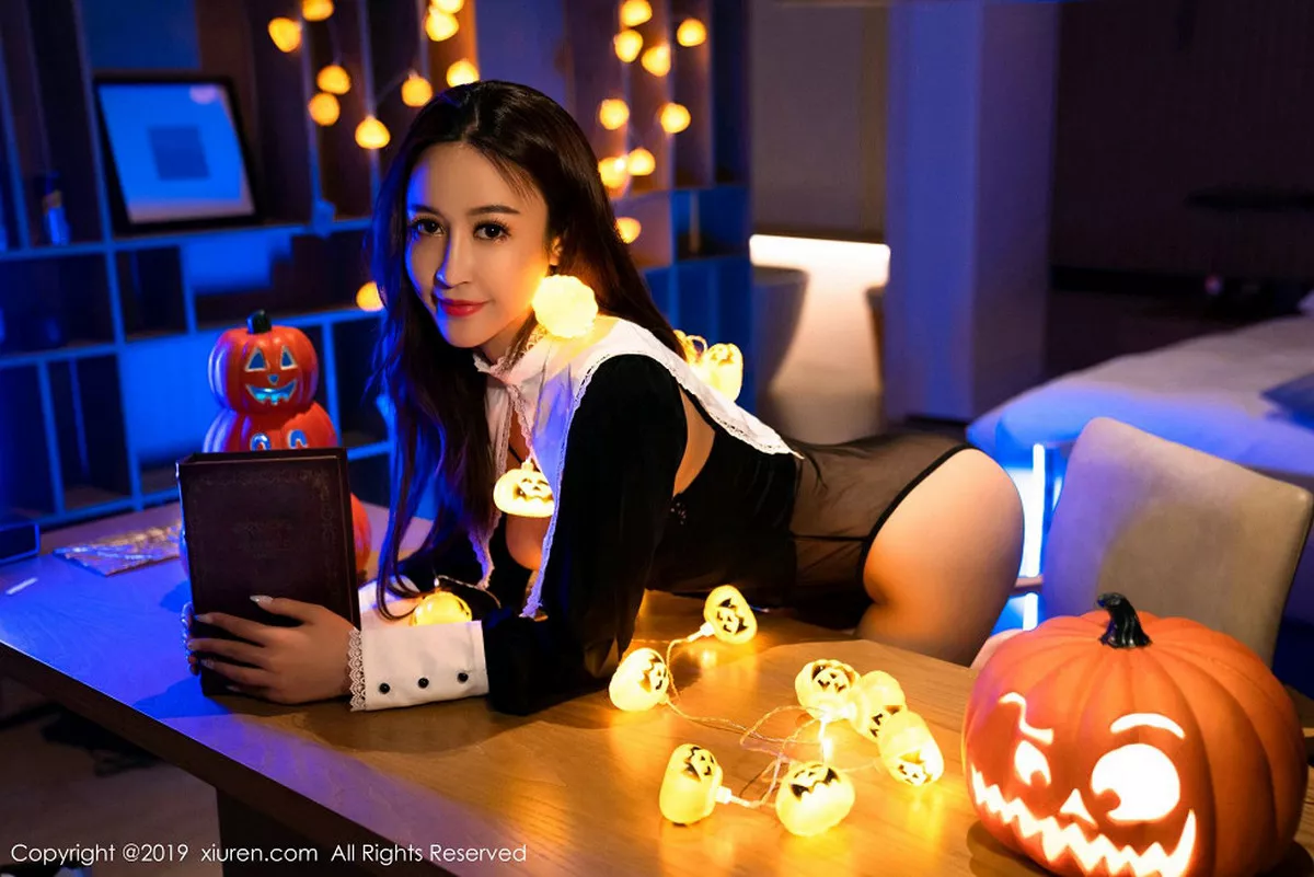 秀人集.com_[XiuRen秀人网]No.1802_嫩模周井空私房霓虹灯下性感内衣秀火辣身材撩人诱惑写真42P