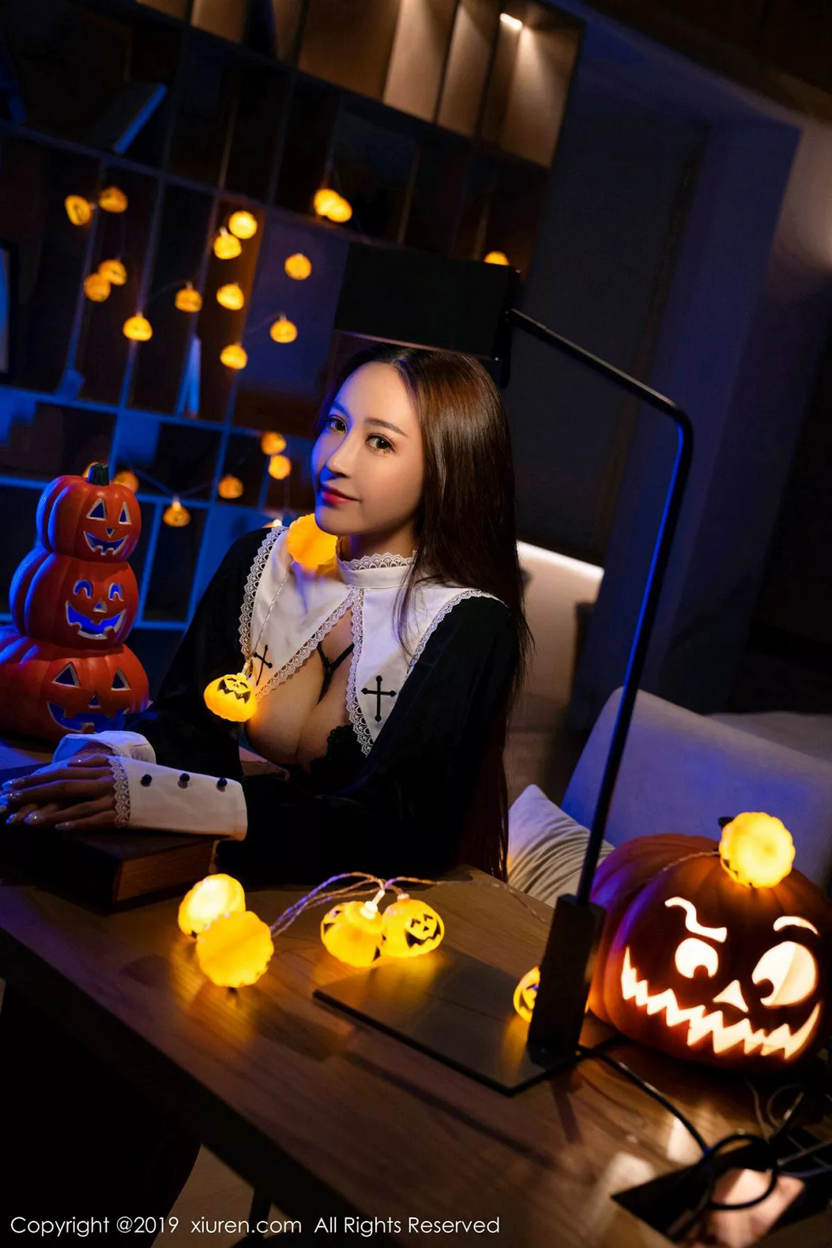 秀人集.com_[XiuRen秀人网]No.1802_嫩模周井空私房霓虹灯下性感内衣秀火辣身材撩人诱惑写真42P