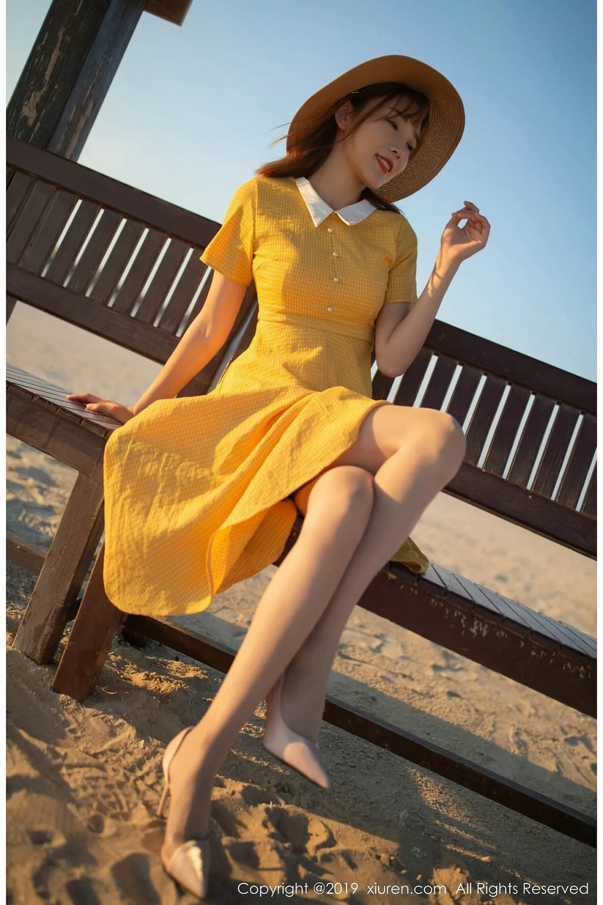 秀人集.com_[XiuRen秀人网]No.1812_嫩模陆萱萱波斯湾海滨撩裙露透视内裤秀翘臀撩人诱惑写真81P