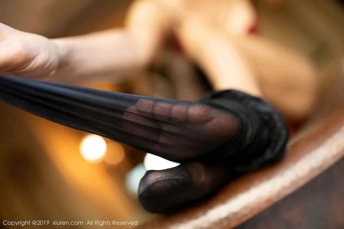 秀人集.com_[XiuRen秀人网]No.1826_嫩模陆萱萱户外猩红精致镂空内衣透视内裤秀翘臀诱惑写真83P