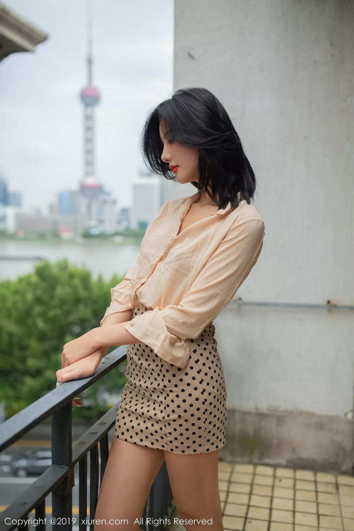 秀人集.com_[XiuRen秀人网]No.1842_嫩模就是阿朱啊户外阳台+室内真空半脱露火辣身材诱惑写真73P