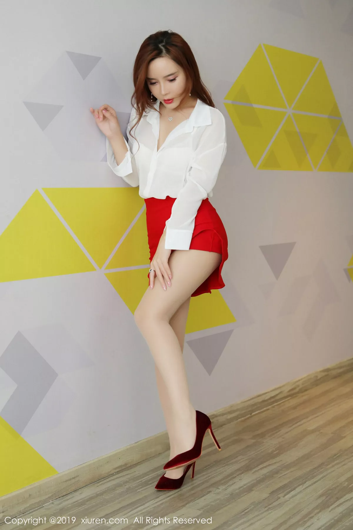 秀人集.com_[XiuRen秀人网]No.1879_嫩模艾小青私房白衬衣配红短裙超薄无内肉丝裤袜极致诱惑写真49P