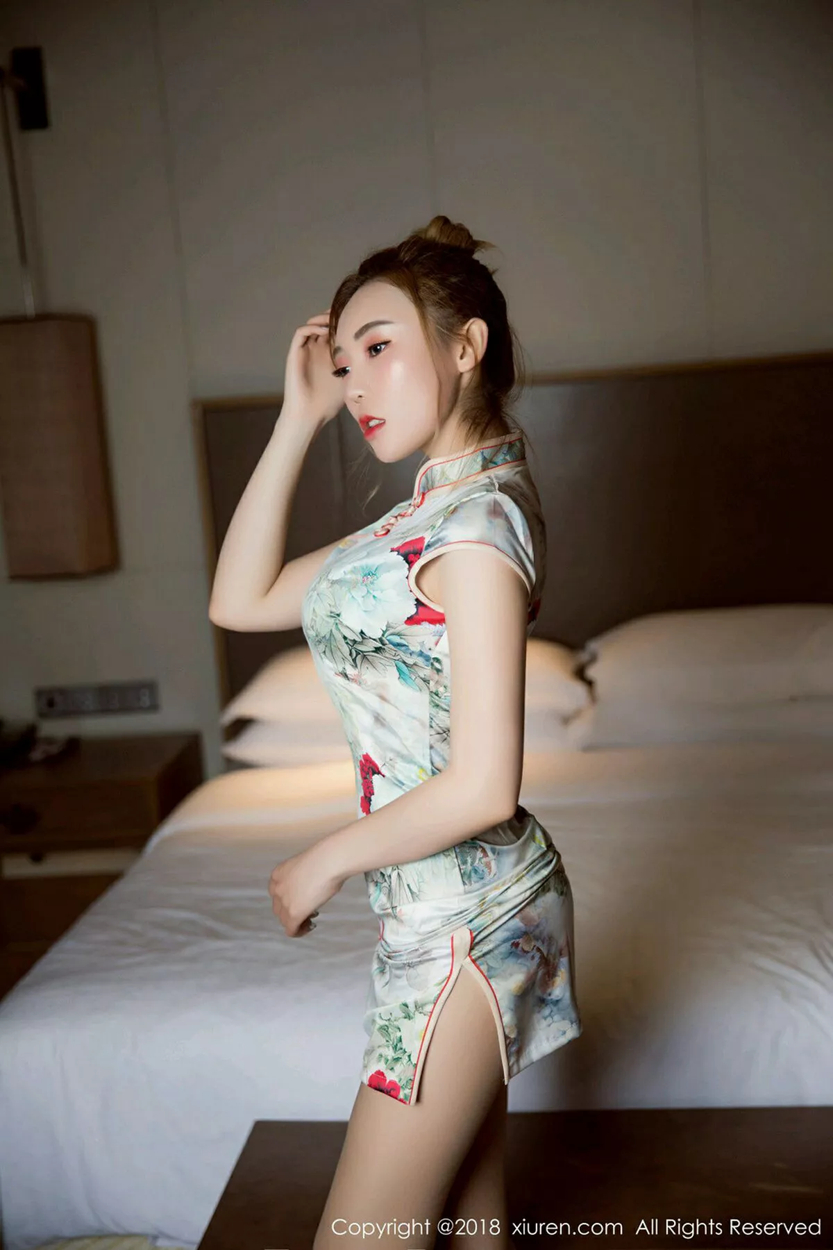 秀人集.com_[XiuRen秀人网]No.1237_嫩模萌汉药baby半脱旗袍秀超薄无内肉丝裤袜翘臀诱惑写真60P