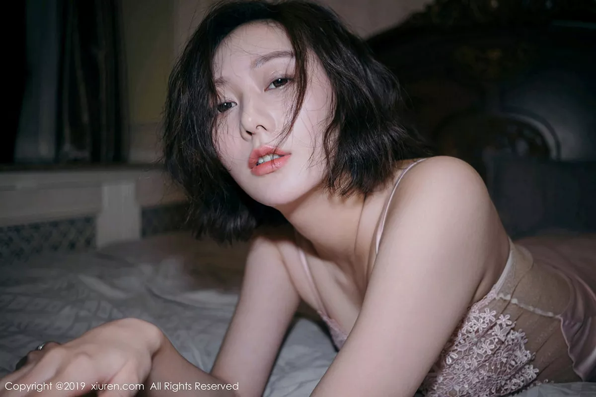 秀人集.com_[XiuRen秀人网]No.1891_气质模特艺轩私房粉色典雅镂空吊裙秀完美身材撩人诱惑写真52P