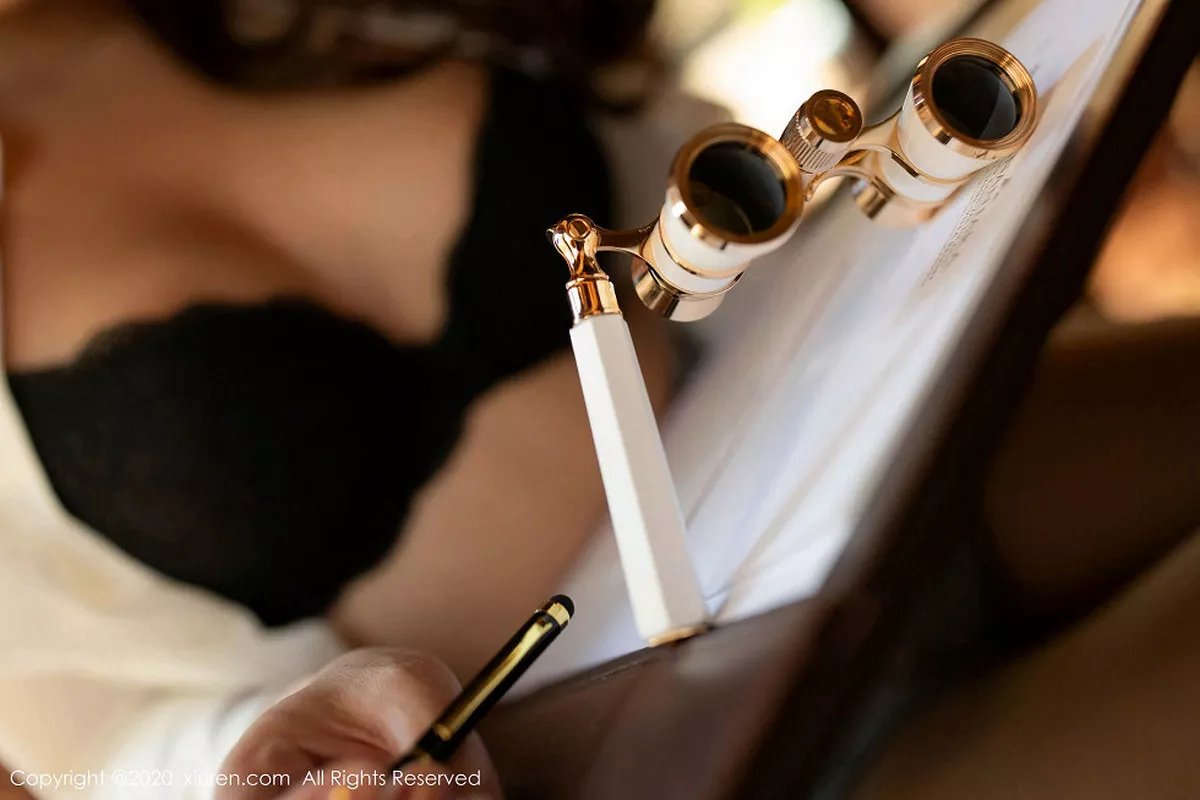 秀人集.com_[XiuRen秀人网]No.1910_嫩模陶喜乐_lele东欧旅拍半脱牛仔裤露无内肉丝撩人诱惑写真78P