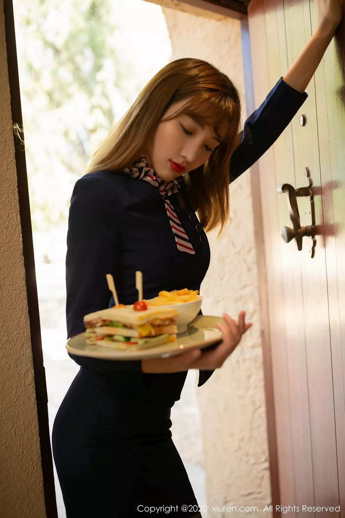 秀人集.com_[XiuRen秀人网]No.1945_嫩模陆萱萱酒店送餐员主题性感内衣配魅惑黑丝撩人诱惑写真75P