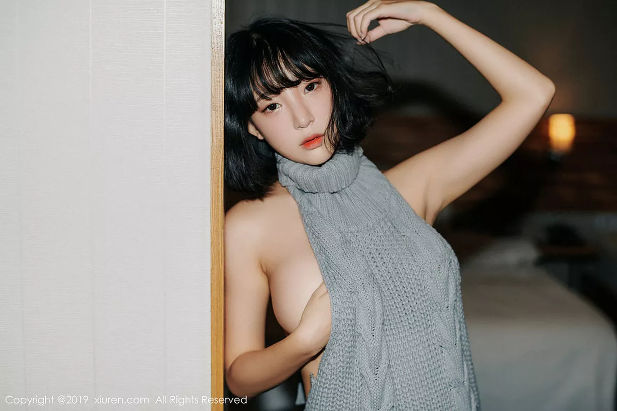 秀人集.com_[XiuRen秀人网]No.1304_模特_卿卿私房开背毛衣+户外红色比基尼秀完美身材性感写真49P