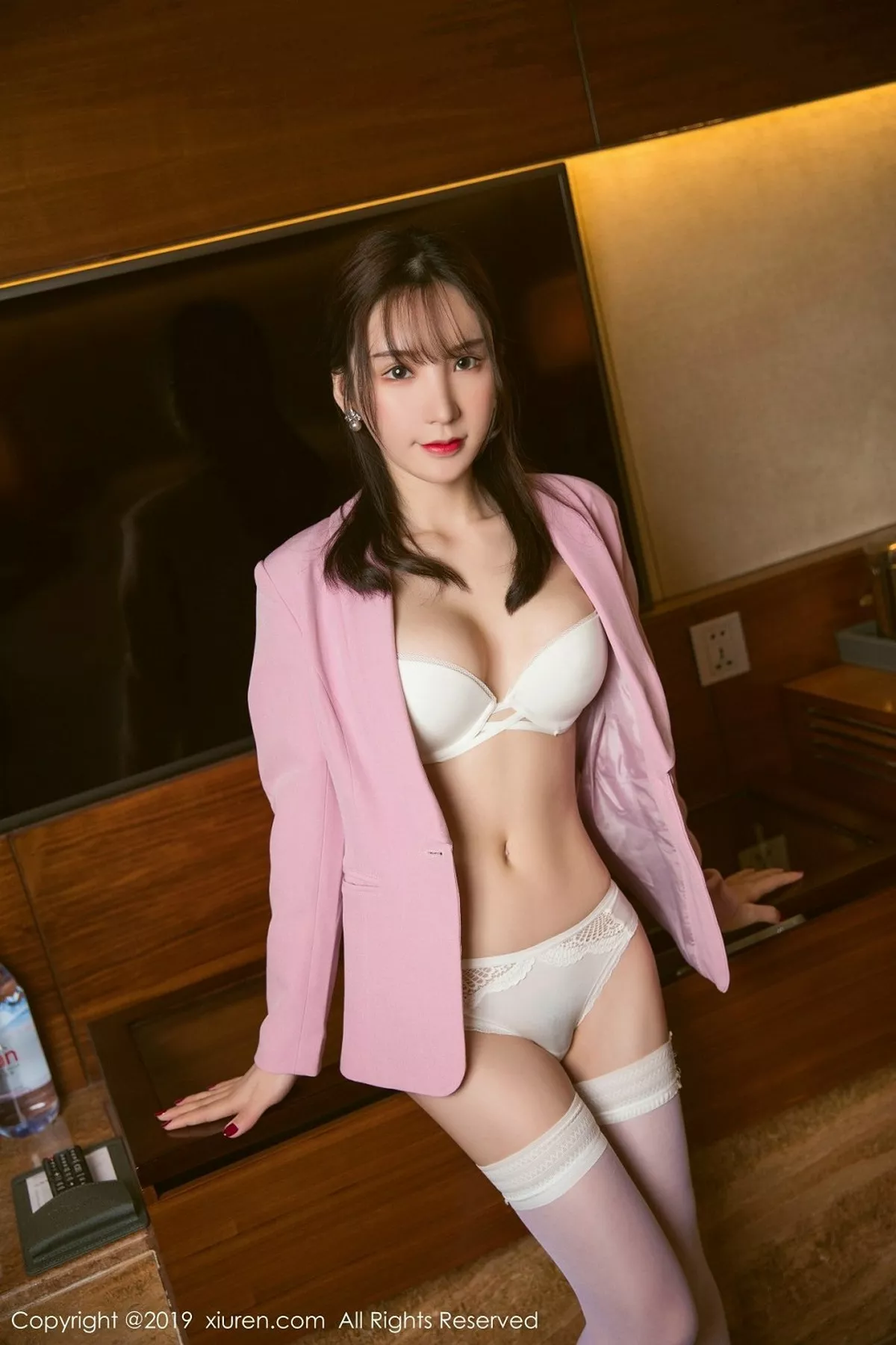 秀人集.com_[XiuRen秀人网]No.1391_嫩模周于希Sandy粉色OL装扮配白丝袜秀翘臀诱惑写真50P