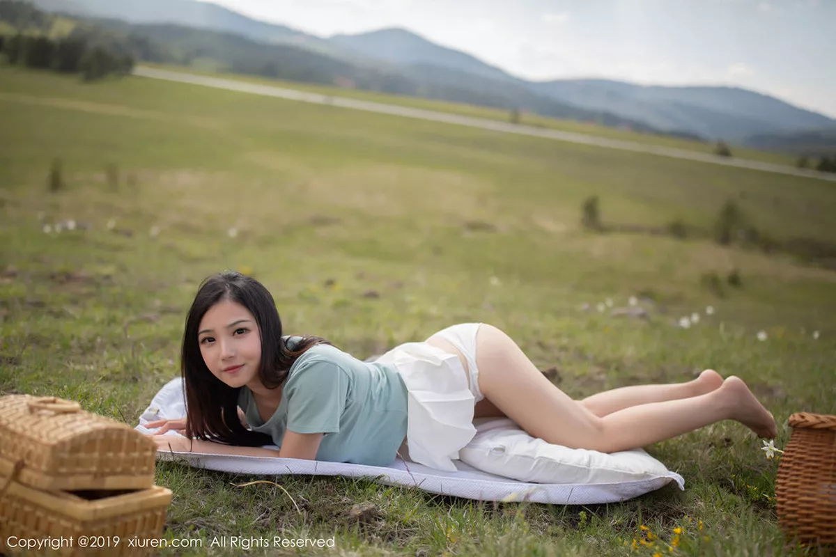 秀人集.com_[XiuRen秀人网]No.1495_女神徐微微mia东欧旅拍户外草地半脱内裤秀翘臀屁沟诱惑写真45P