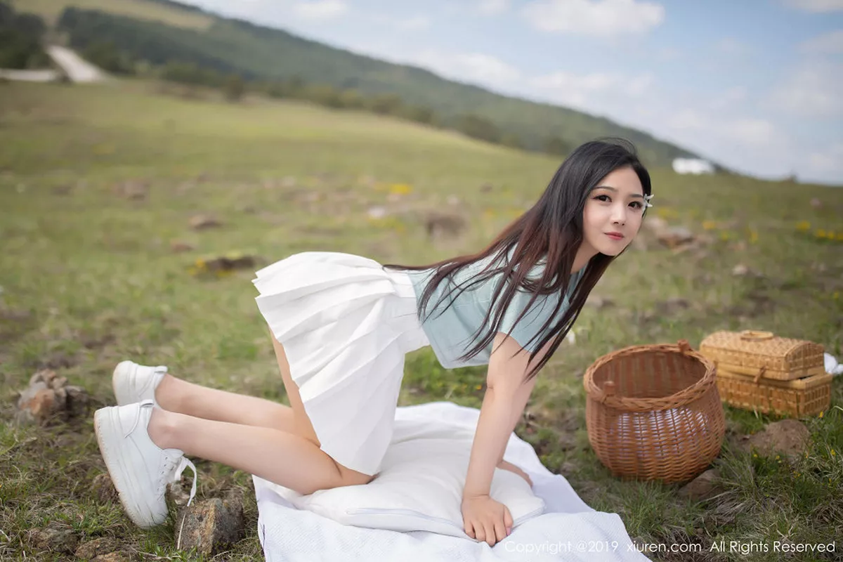 秀人集.com_[XiuRen秀人网]No.1495_女神徐微微mia东欧旅拍户外草地半脱内裤秀翘臀屁沟诱惑写真45P