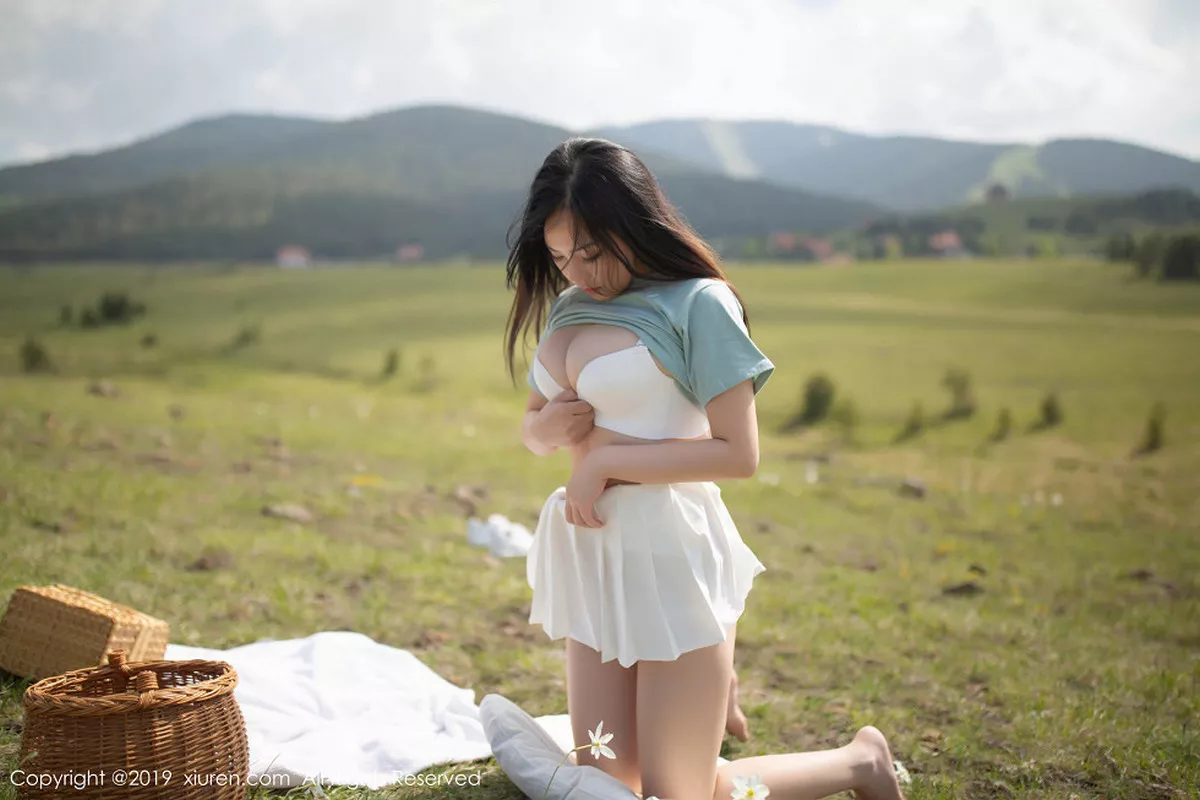 秀人集.com_[XiuRen秀人网]No.1495_女神徐微微mia东欧旅拍户外草地半脱内裤秀翘臀屁沟诱惑写真45P