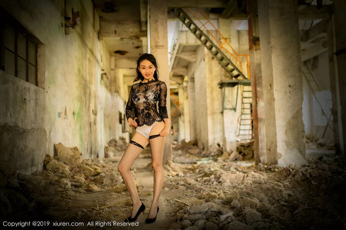 秀人集.com_[XiuRen秀人网]No.1528_嫩模狐小妖Baby性感香车美女+户外蕾丝内衣半脱诱惑写真43P