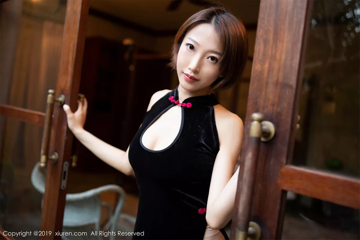 秀人集.com_[XiuRen秀人网]No.1581_嫩模Dreamy小乔巴厘岛旅拍古典韵味旗袍配肉丝裤袜惹火诱惑写真61P