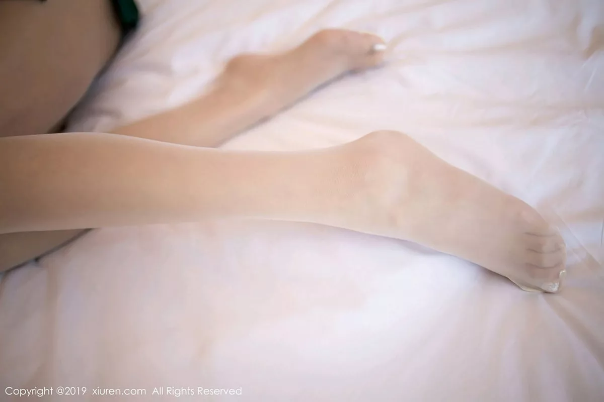 秀人集.com_[XiuRen秀人网]No.1567_女神杨晨晨sugar孔雀绿吊群配超薄肉丝裤袜秀美腿诱惑写真65P