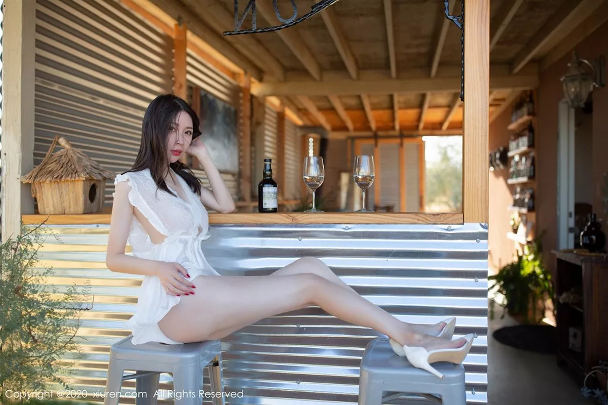 秀人集.com_[XiuRen秀人网]No.2028_嫩模梦心月美国旅拍美式酒吧主题真空白色内衣惹火诱惑写真61P