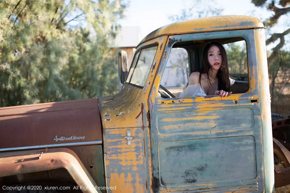 秀人集.com_[XiuRen秀人网]No.2028_嫩模梦心月美国旅拍美式酒吧主题真空白色内衣惹火诱惑写真61P