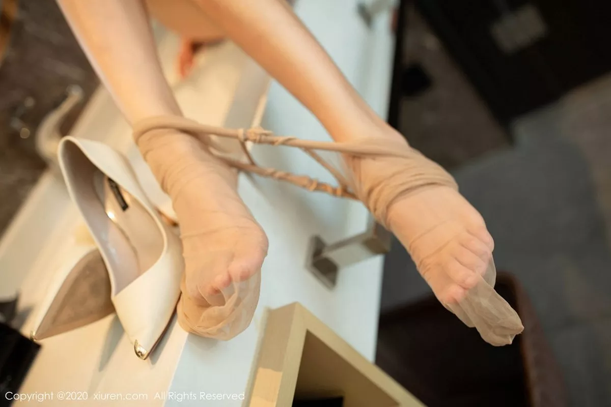 秀人集.com_[XiuRen秀人网]No.2033_嫩模陆萱萱短裙制服OL配开档肉丝性感内衣秀火辣身材诱惑写真84P