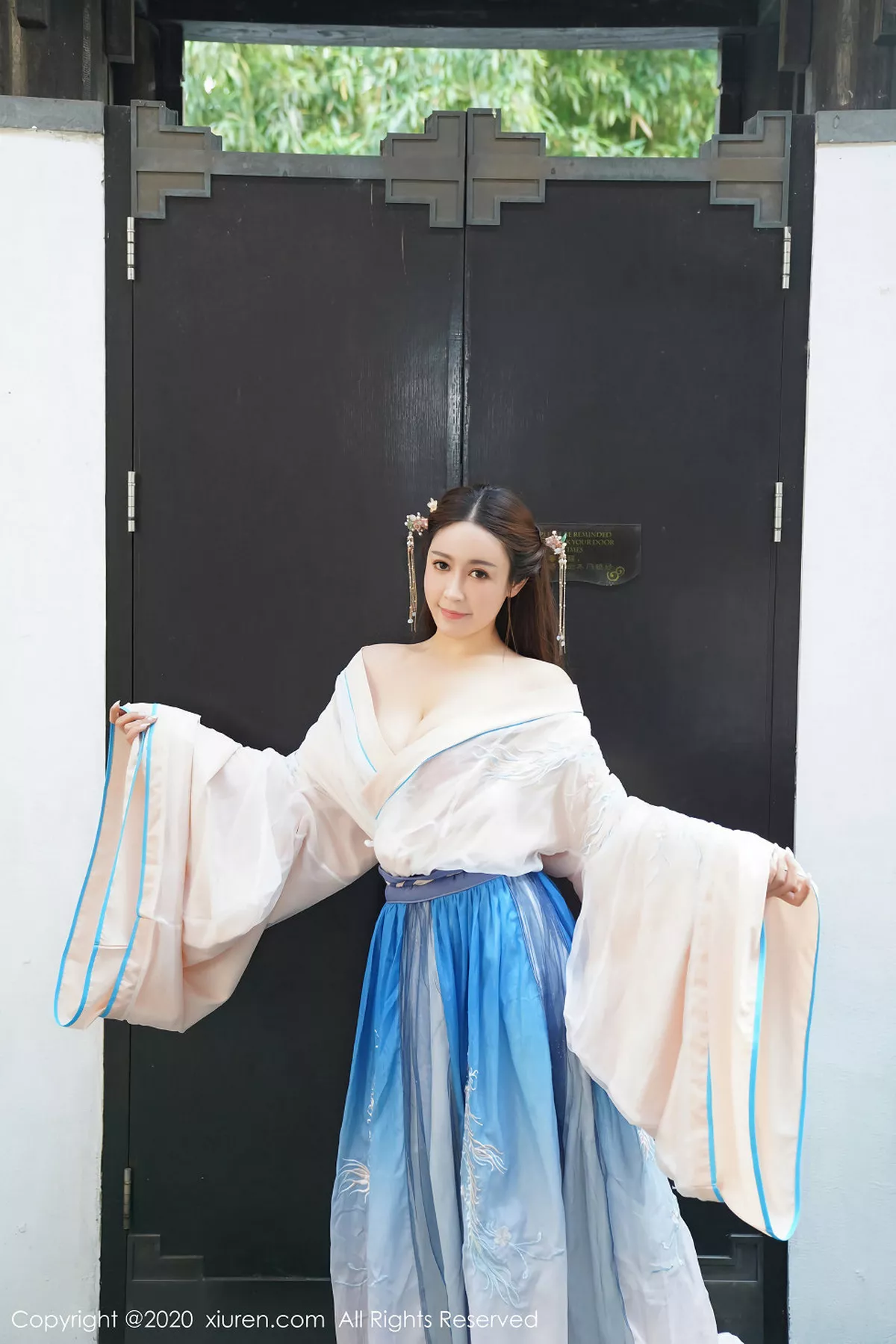 秀人集.com_[XiuRen秀人网]No.1983_嫩模周井空室外园林古装服饰半脱秀火辣身材撩人诱惑写真41P