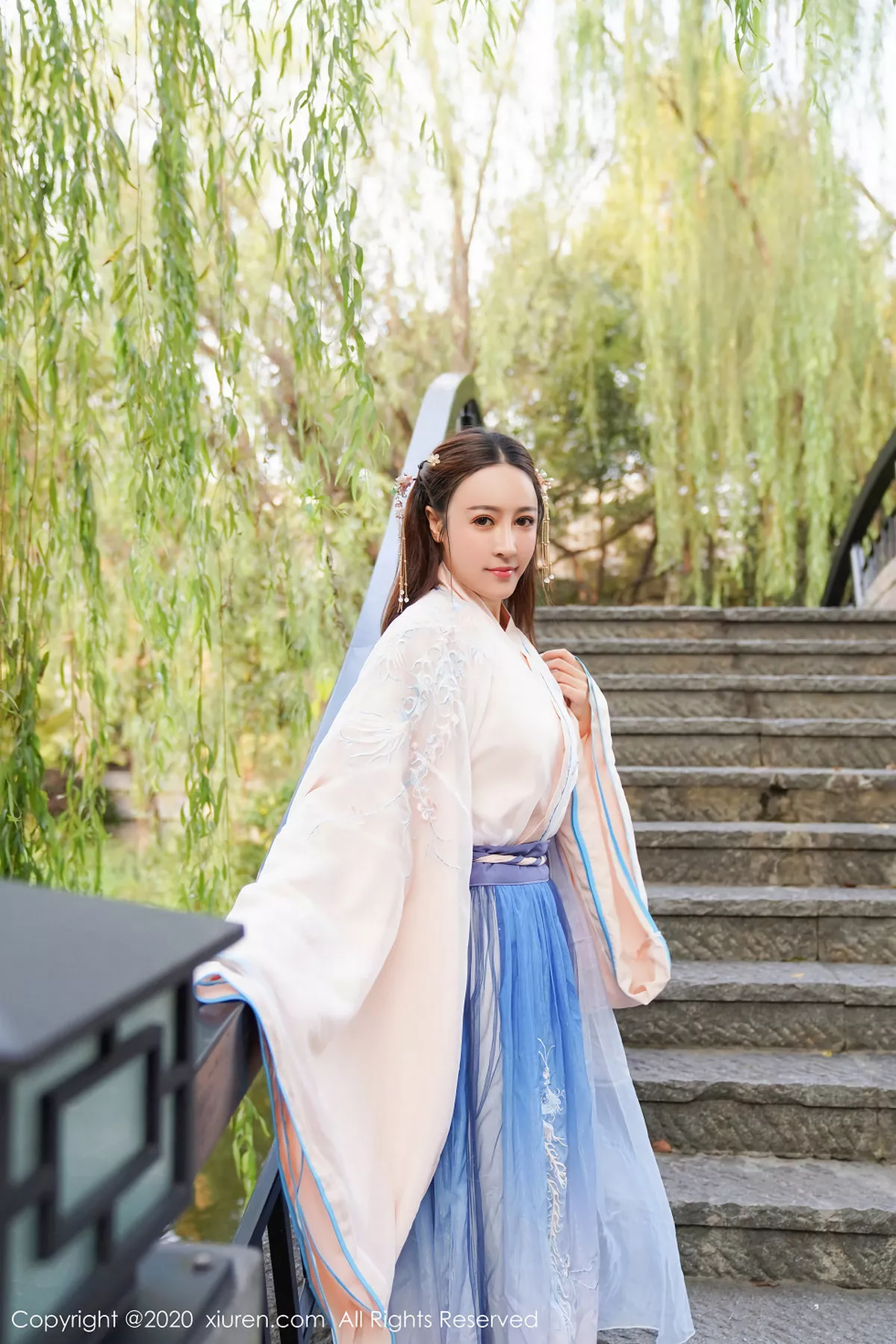 秀人集.com_[XiuRen秀人网]No.1983_嫩模周井空室外园林古装服饰半脱秀火辣身材撩人诱惑写真41P