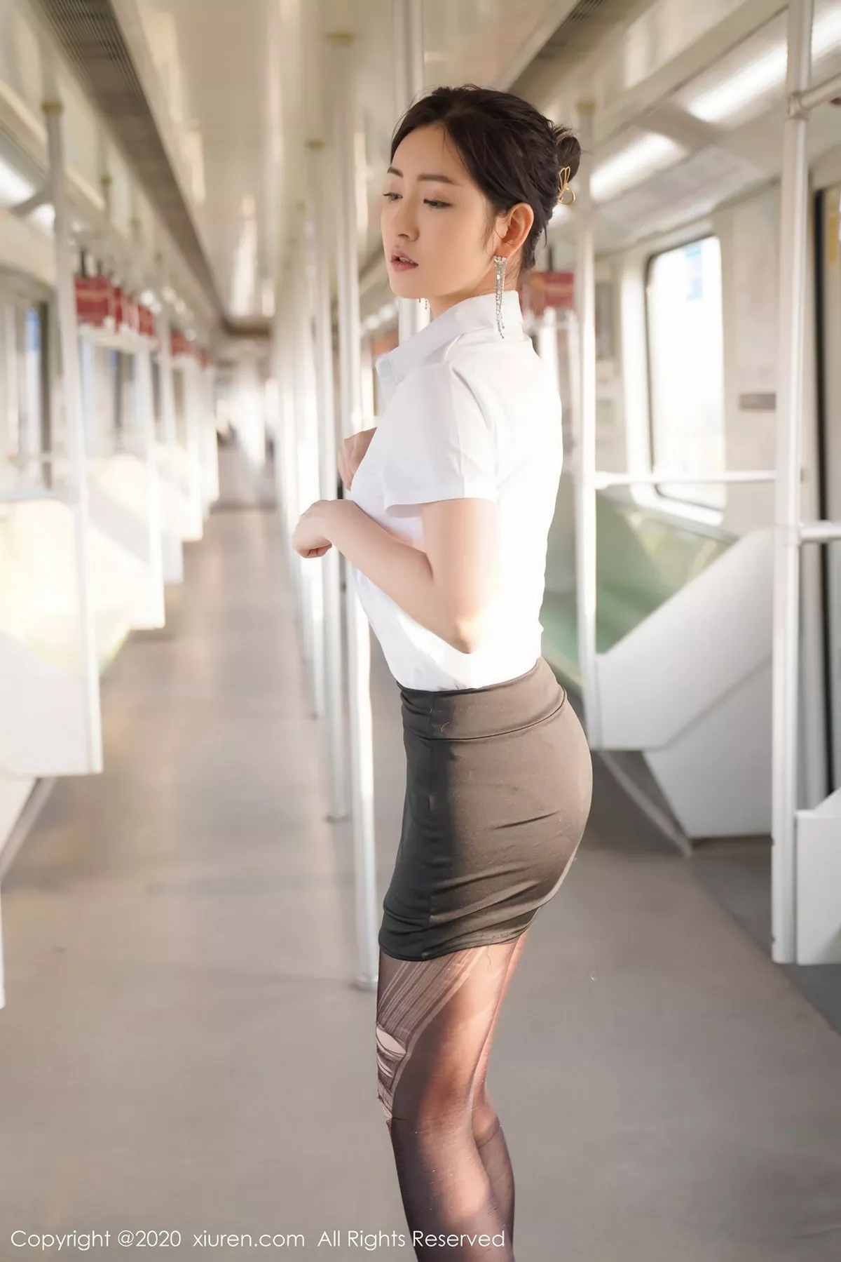 秀人集.com_[XiuRen秀人网]No.2202_嫩模沈梦瑶地铁场景主题性感秘书制服黑短裙下黑丝美腿诱惑写真140P