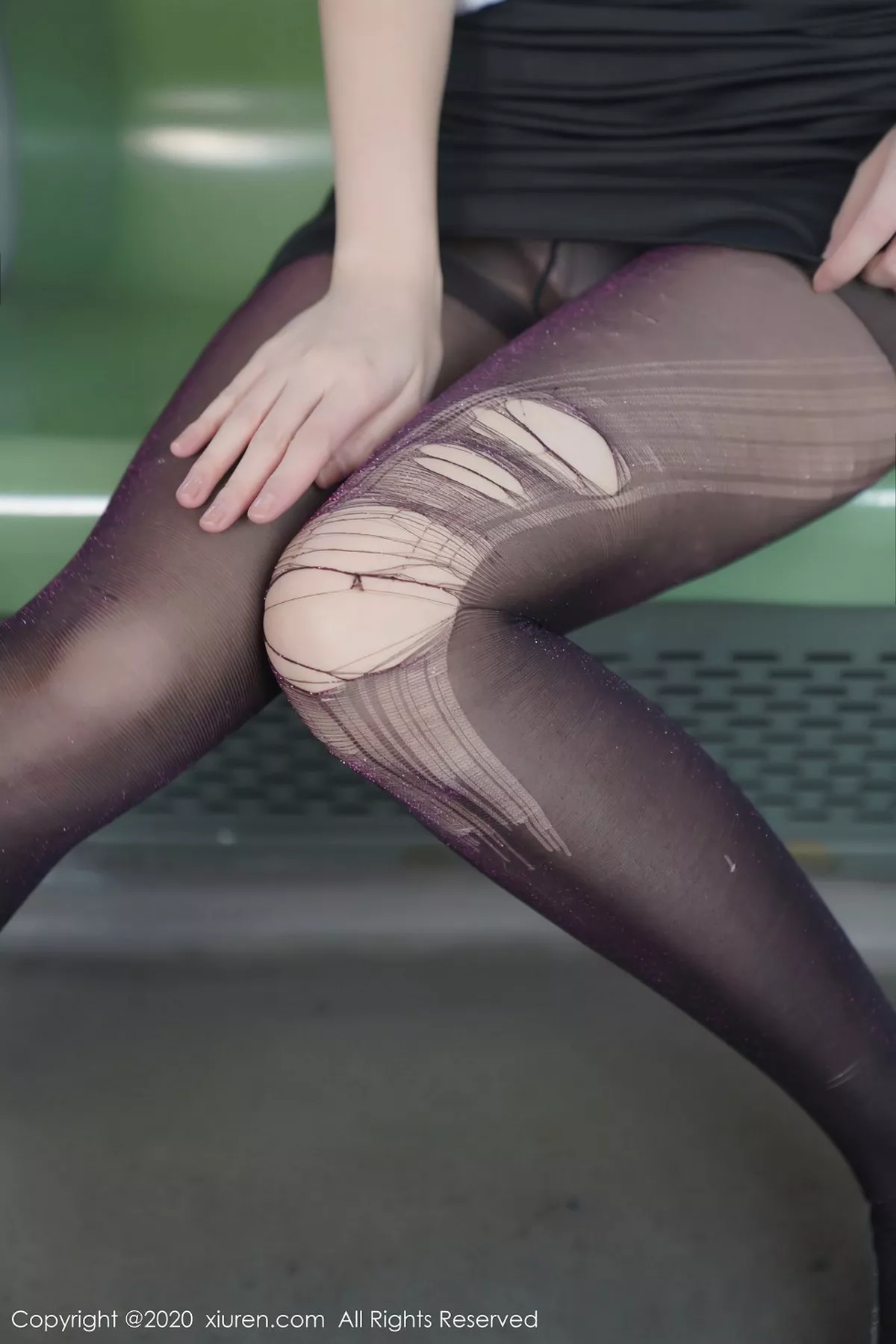 秀人集.com_[XiuRen秀人网]No.2202_嫩模沈梦瑶地铁场景主题性感秘书制服黑短裙下黑丝美腿诱惑写真140P