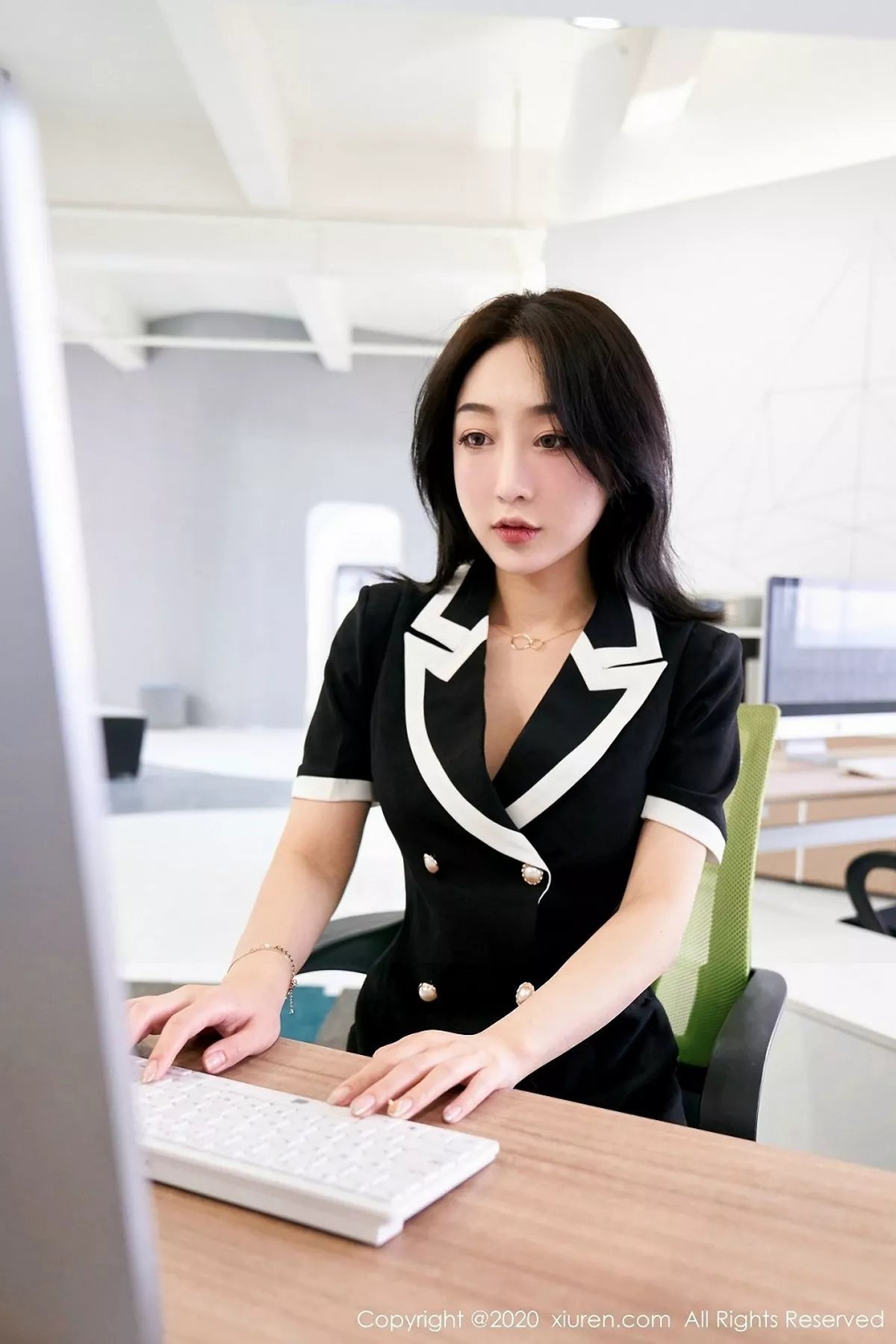 秀人集.com_[XiuRen秀人网]No.2216_嫩模九月生心愿旅拍职场秘书主题性感内衣配黑丝裤袜诱惑写真69P