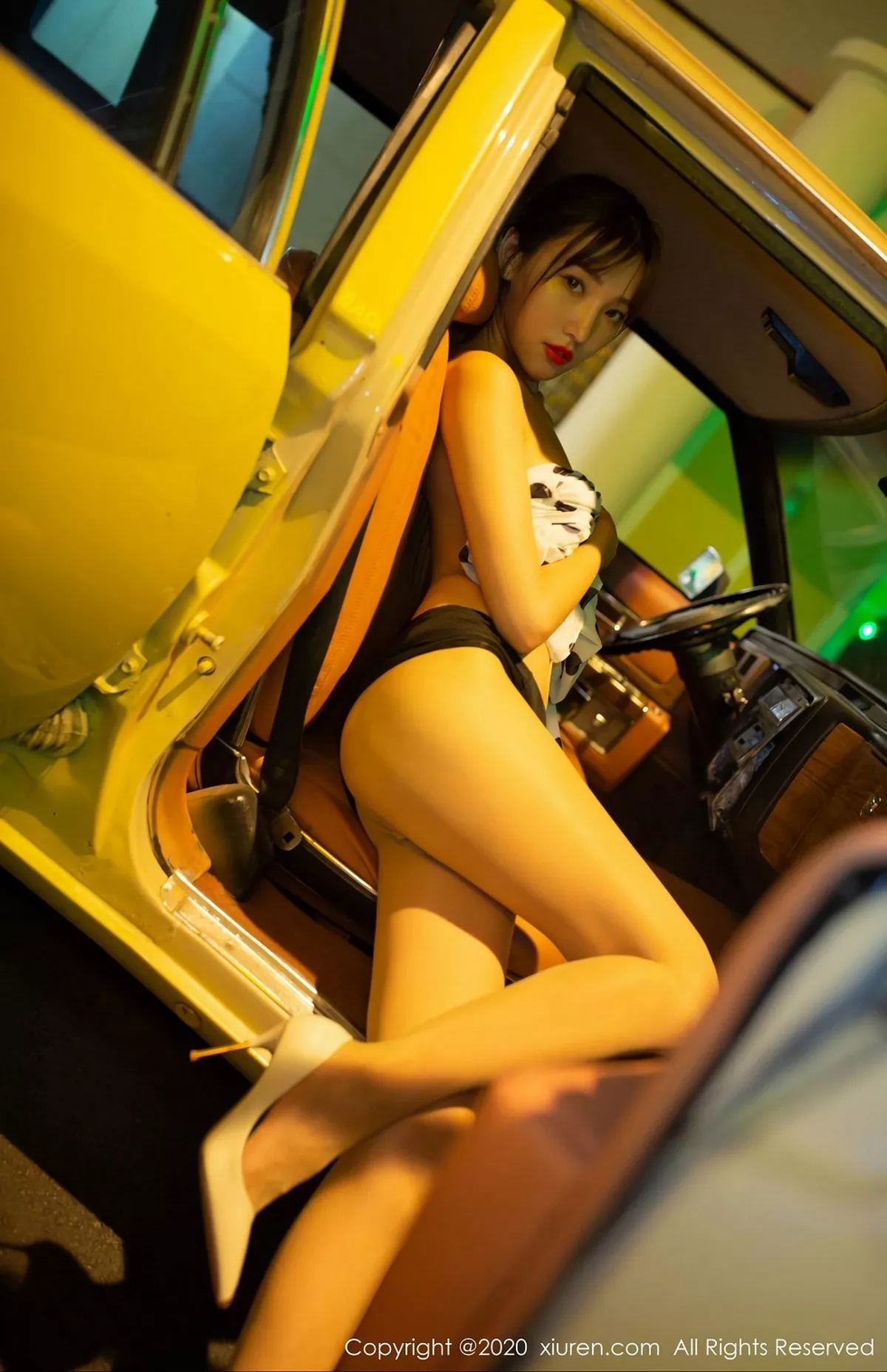 秀人集.com_[XiuRen秀人网]No.2222_嫩模陆萱萱出租车司机主题车内半脱露曼妙身材撩人诱惑写真76P