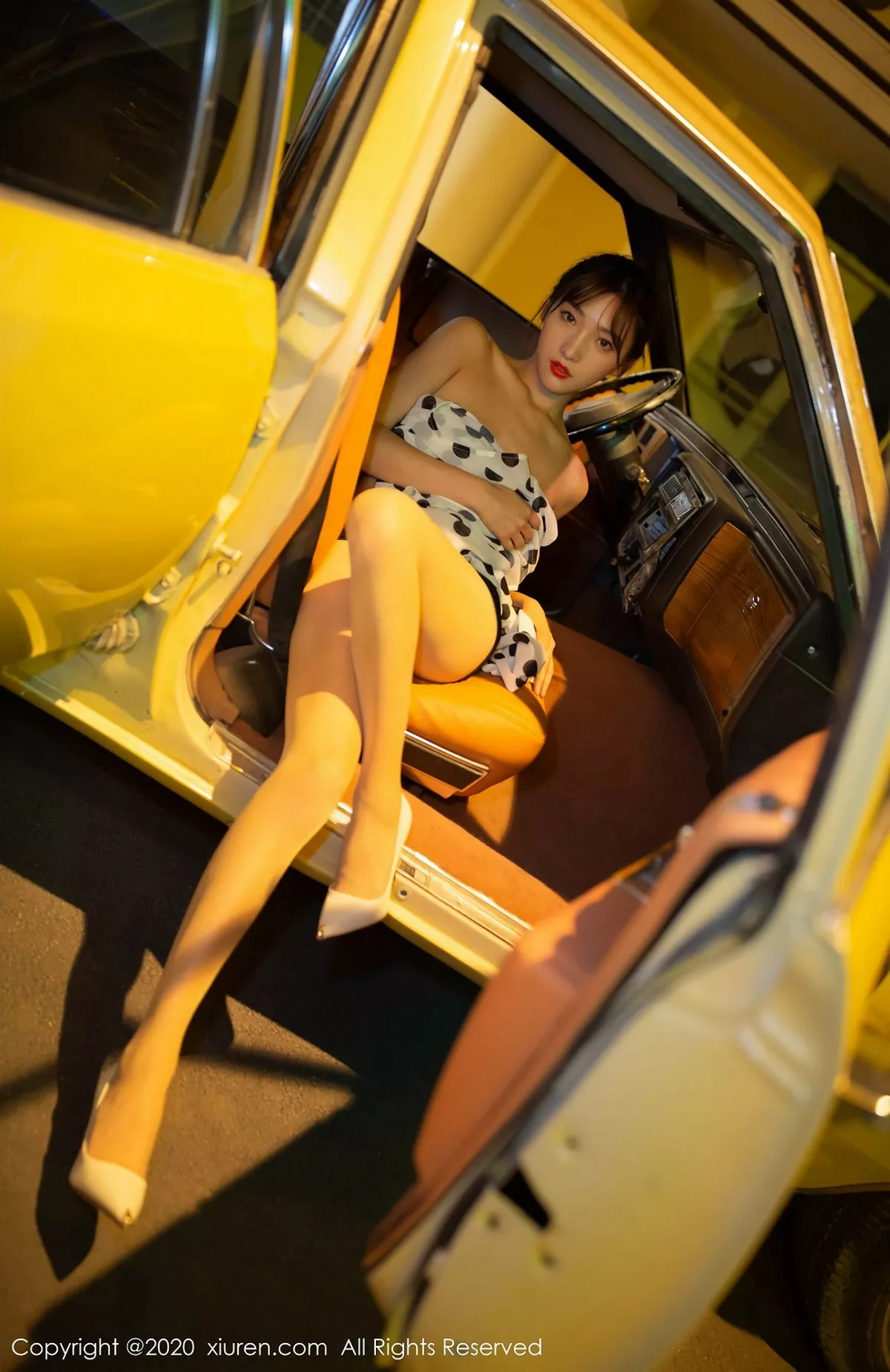 秀人集.com_[XiuRen秀人网]No.2222_嫩模陆萱萱出租车司机主题车内半脱露曼妙身材撩人诱惑写真76P